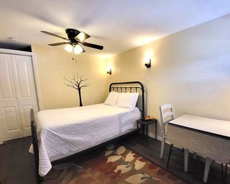 Acorn Cottage Downtown Tropical Yard - Tarpon Springs - Camera da letto