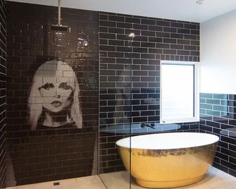 Boogie Woogie Beach House - Old Bar - Bathroom