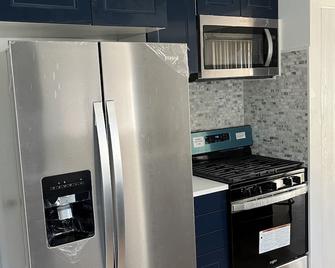 Luxury Townhouse With Ac, Smarttv, And Free Parking! - Glendale Heights - Kuchnia