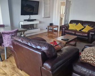 Family Home Three bed House Near the Beach - Herne Bay - Wohnzimmer