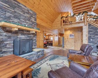 Hot Tub and Dock Waterfront Cabin in Old Forge! - Old Forge - Sala de estar