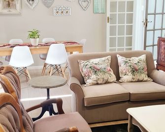 Cherry Berry Lodge - George - Living room