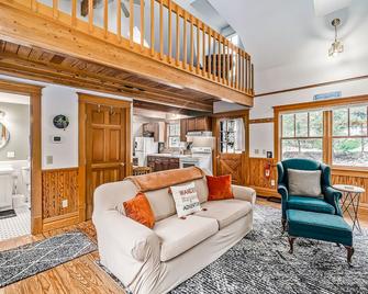 Secluded home w/ private grill, gas fireplace, full kitchen, and free WiFi - Arcadia - Living room