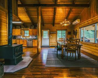 Larch Lodge - Secluded Cabin - Eureka - Dining room