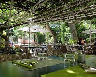 Logis Hotel la Ferme - אביניון - מסעדה