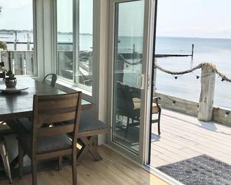 Oceanfront Oasis Spacious 3-Bedroom, 2-Bath Retreat for 12 Linens Included - Old Saybrook - Balcony