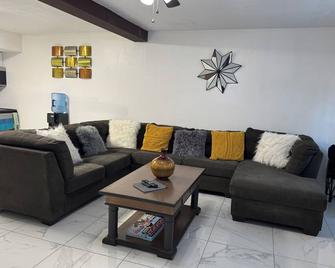 Huge In-Law Apt Beach Oasis- Private Entrance - Venice - Living room