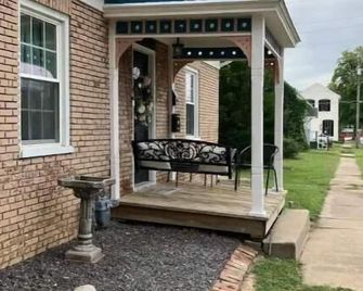 Spacious modernized historic home located in downtown Hillsboro. - Hillsboro - Patio