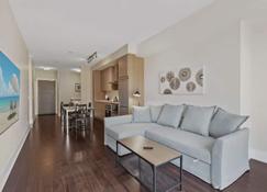 Comfortable Suites near Rogers Centre CN Tower & Free Parking - Toronto - Living room