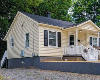 Cozy 2-bedroom house in Winston-Salem with AC, WiFi, washer/drier, full kitchen. - Winston-Salem - Building