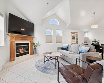 Mavericks Penthouse Downtown Luxury on Main Street Half Moon Bay - Half Moon Bay - Living room