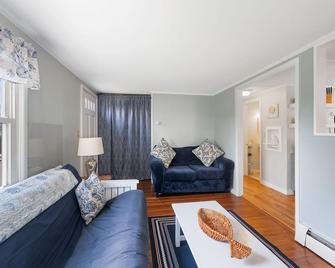 In the heart of the Pier, short walk to Narragansett Beach, Towers and shops! - Narragansett - Living room