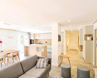 Proche du lac et des commerces, appartement neuf, au calme, avec 3 chambres et une grande terrasse - Annecy - Salon