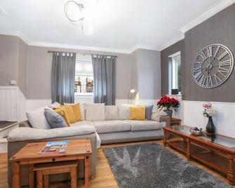 Enormous Family Room in Elegant Cottage - Edinburgh - Living room