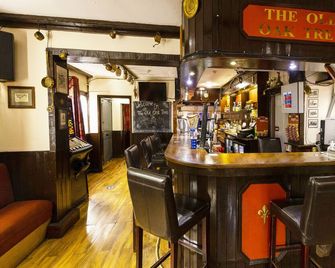 Old Oak Tree Inn - Southall - Bar