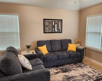 Country Cabin Getaway - Lometa - Living room