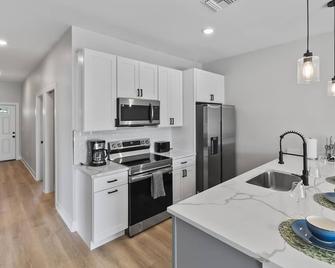 Sea Star 3 bedroom 2 bath BBQ - Port Charlotte - Kitchen