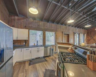 Bonners Ferry Cabin w/ Wraparound Deck & Views! - Bonners Ferry - Cocina