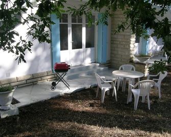 Ronce-Les Bains - Ground Floor Apartment Left - 90m From The Beach - Ronce-les-Bains - Terasa