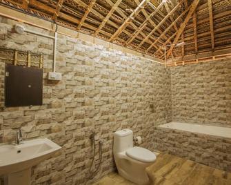 Palm Trees Ayurvedic Heritage - Patnem - Bathroom
