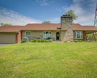 Home with Hot Tub and Deck about 3 Mi to Ark Encounter! - Williamstown - Building