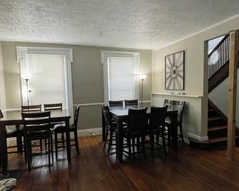 3 Miles to Downtown 3 Bedrooms 2 Full Baths. Kitchen, Dining & Gathering areas. - Grand Rapids - Restaurante
