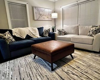 Cozy 2-bedroom cottage with AC and WiFi in enjoyable Southport - Southport - Living room