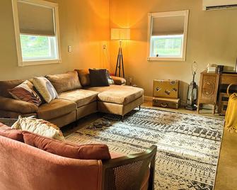 Charming 2-bedroom house with WiFi, AC in enjoyable Rolla - Rolla - Living room
