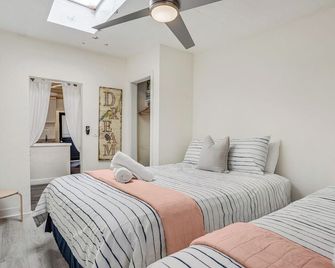 Beach Bungalow, Free Parking, 2 blocks to the beach - San Diego - Bedroom