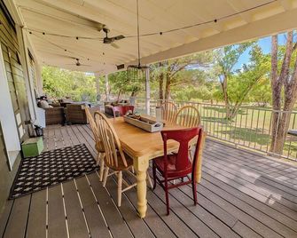 Camp Verde River Retreat On River,2 Blocks To Downtown Ac,wifi, Kayaks, Fishing - Camp Verde - Balkon