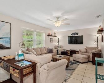 Tranquility Starfish Suite - Oceanfront Paradise! - Melbourne Beach - Living room