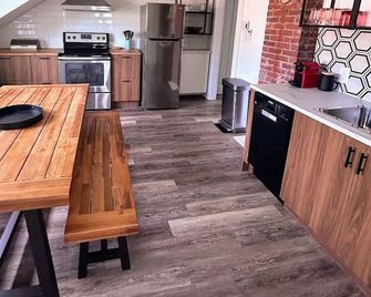 Historic Bruce House | Hot Tub, Fire Pit &ac - Shelburne - Kitchen