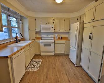 Rock House Retreat - 2 Miles From Spring River! Walking Distance To Restaurants! - Thayer - Kitchen