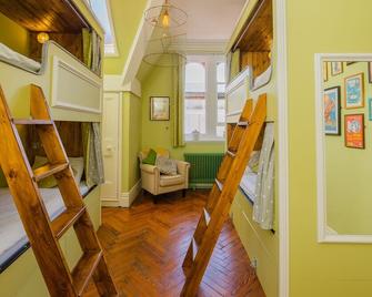Mrs Potts Hostel - Cardiff - Living room