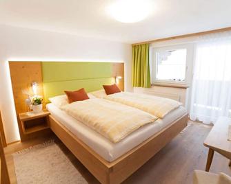 Double room with balcony, shower / bath / WC - Landhaus Vierthaler - Filzmoos - Bedroom