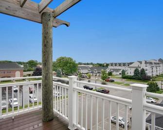 3 Bedroom, 2 Bath Condo located in desirable Downtown Ludington! - Ludington - Balcony