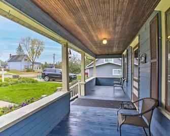 Historic Cumberland Home on Beaver Dam Lake! - Cumberland - Balcony