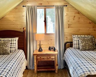 Cozy Catskills Chalet with firepit! Peaceful setting with gorgeous views. - Margaretville - Спальня