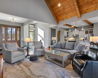 Lakefront Getaway Dock Fire Pit & Games - Seneca - Living room