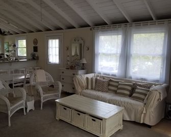 Idyllic Cozy Cottage in Davis Park, Fire Island - Weekly Rentals Now Available! - Patchogue - Sala de estar