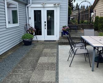 Comfy and clean garden suite. Close to Discovery Pier, Museum, and Hospital. - Campbell River - Patio