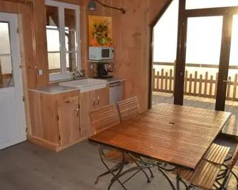 Les cabanes des Fontaines - Saint-Sernin-du-Bois - Salle à manger