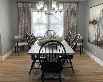 The Warm & Inviting Place - Sioux Falls - Dining room