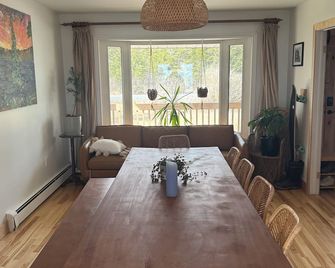 Lawrencetown Beach House with Hot Tub & Sauna - Head of Chezzetcook - Dining room
