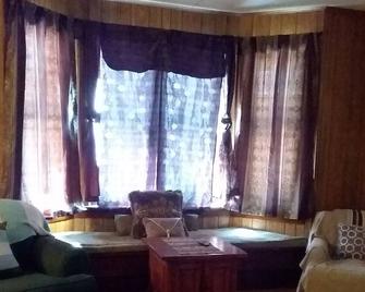 Vintage home located in Ironwood Michigan - Ironwood - Living room