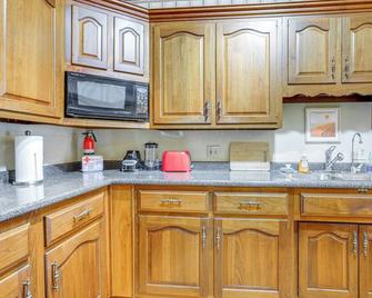 Historic Auburn Home w/ Theater & Yard! - Auburn - Küche