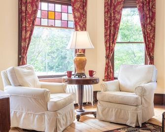 Sinclair Inn Bed & Breakfast - Underhill - Living room