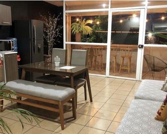 Unique Design W/ Balcony String Light Vibe!! Netflix, Disney+, Hbo Max & More!! - Zamora - Living room