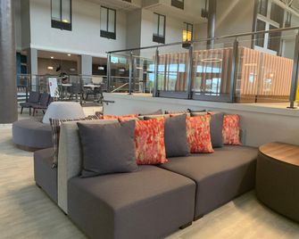 Holiday Inn Baton Rouge-South By IHG - Baton Rouge - Living room