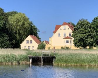 Rügen Ferienwohnung 8 am Wasser Gut Grubnow mit WLAN und Sauna - Trent